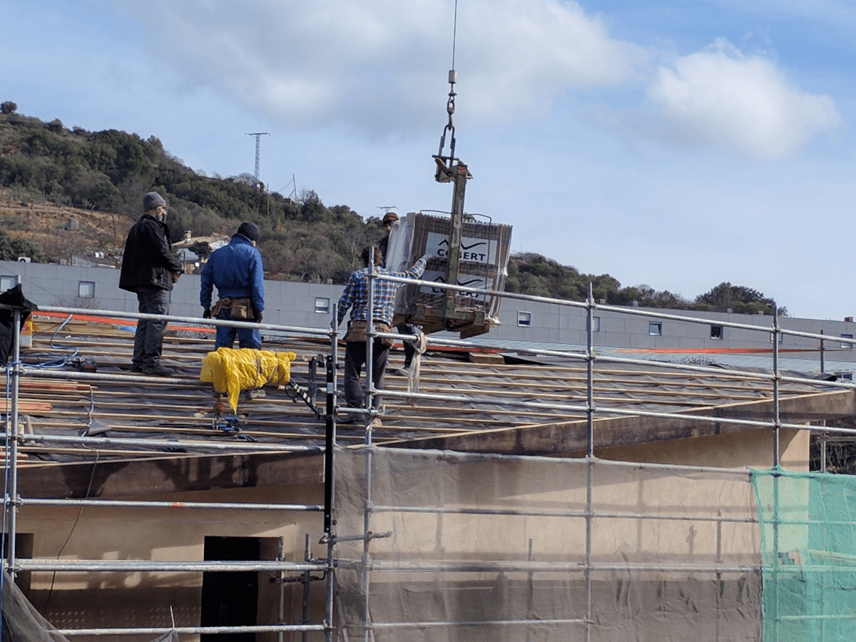 Trabajadores construyendo la Hostería de Curtidores